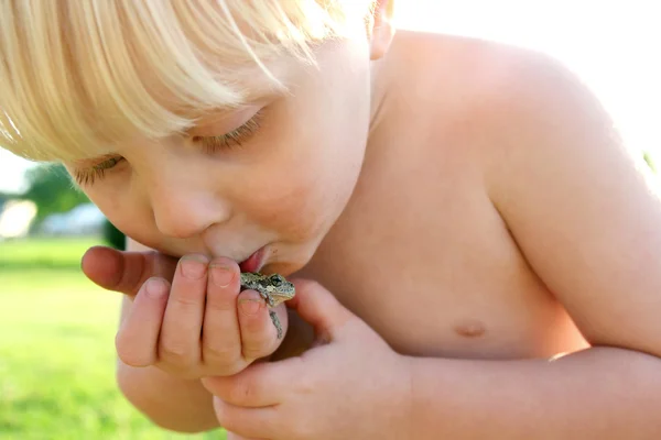 Dirty Toddler Playing Outside Kissing Frog — Stock Photo, Image