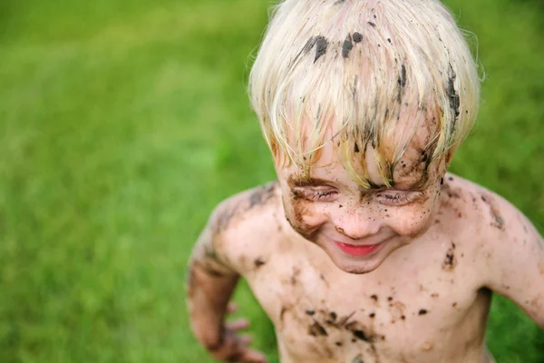 Felice bambino coperto di sporcizia che gioca fuori — Foto Stock