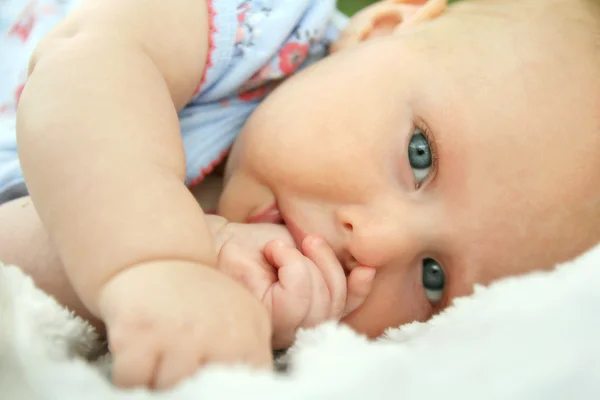 Newborn Baby Girl Laying Down Sucking Her Thumb — Stock Photo, Image