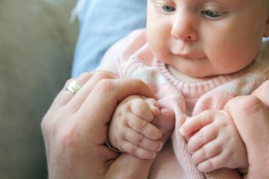 Bebek kız babaları elele