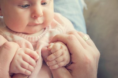 Bebek kız babaları elele