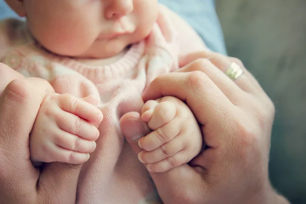 生まれたばかりの赤ちゃんの女の子手父親の指を保持しています。 — ストック写真