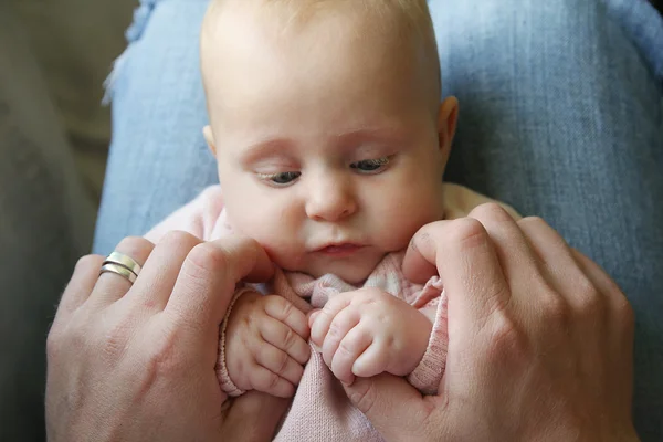 Dulce bebé recién nacido sosteniendo las manos del padre — Foto de Stock