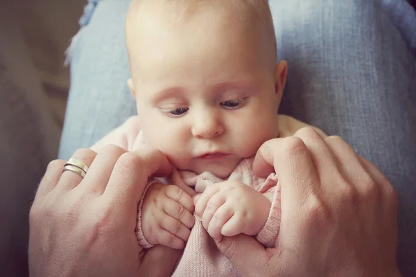 Spädbarn flicka håller fäder hand — Stockfoto