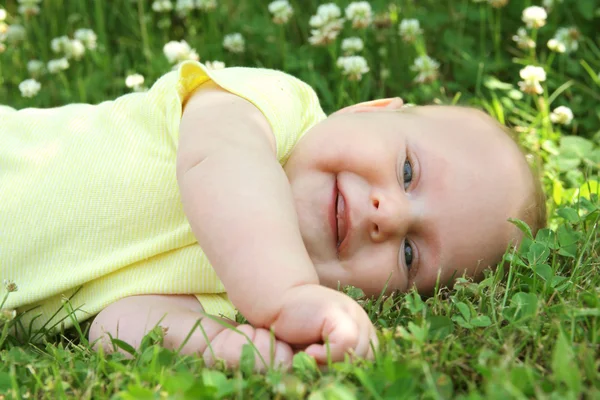 Glückliches Baby draußen in der Natur — Stockfoto