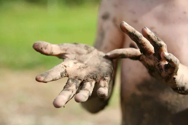 Tutup Muddy Hands of Little Boy — Stok Foto