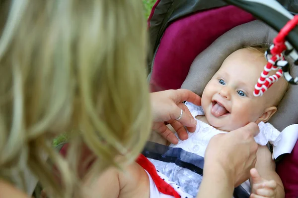 Lachen meisje van de Pasgeboren Baby in autostoel — Stockfoto