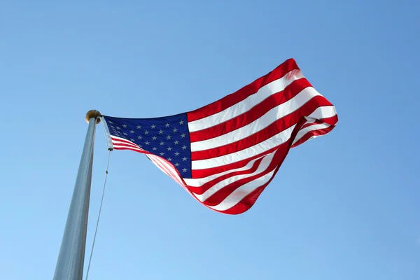 Bandera americana soplando en el viento — Foto de Stock