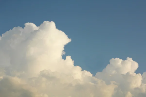 Cumulus Nuvem Fronteira Céu Azul Fundo — Fotografia de Stock