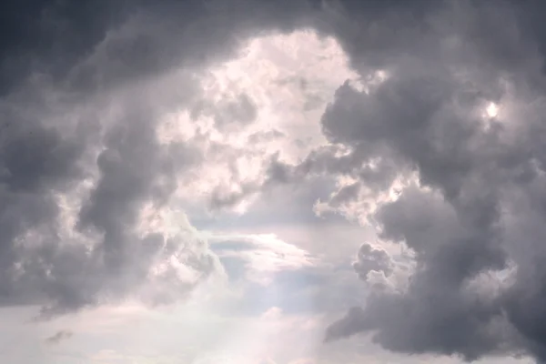 Sunlight Breaking Between Cumulonimbus Clouds — Stock Photo, Image