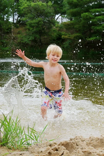 Jóvenes nadando y jugando en el lago — Foto de Stock