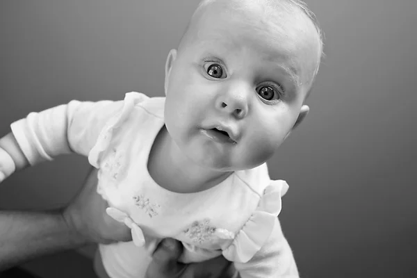 Bayi perempuan melihat ke kamera — Stok Foto