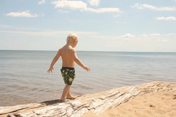 Jong kind in wandelen op het strand — Stockfoto