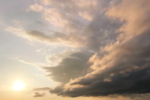 Beautiful Clouds Stretched out at Sunset — Stock Photo, Image