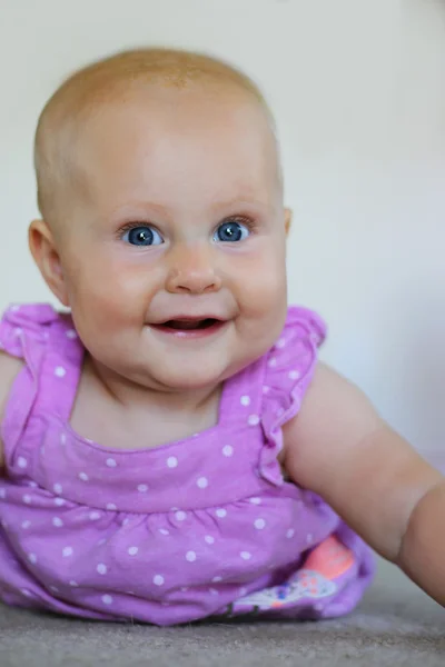 Dolce 6 mese vecchio bambino ragazza sorridente su bianco — Foto Stock