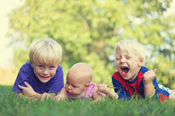 Trois enfants stupides se détendre à l'extérieur — Photo