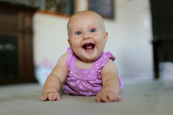 Super heureux bébé fille souriant à la maison — Photo