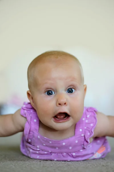 Meisje van de baby maken grappig gezicht — Stockfoto