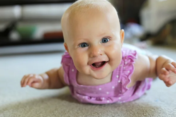 Feliz niña de 6 meses aprendiendo a gatear —  Fotos de Stock