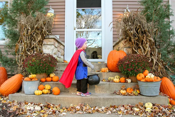 Criança em pé na casa Trick-or-Treating no Halloween — Fotografia de Stock