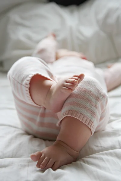 Menina do bebê deitado na cama — Fotografia de Stock
