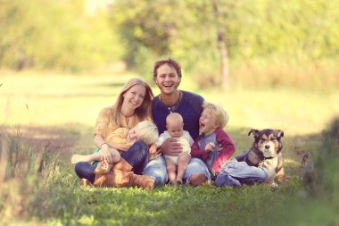 Mutlu aile köpek dış birlikte gülüyor