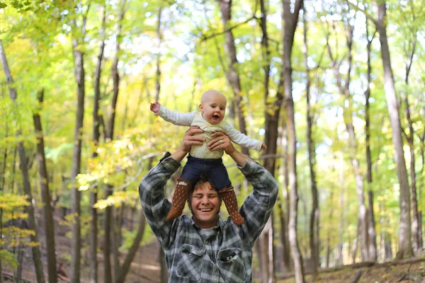 幸せな父の火遊びの秋の森のかわいい赤ん坊の娘 — ストック写真