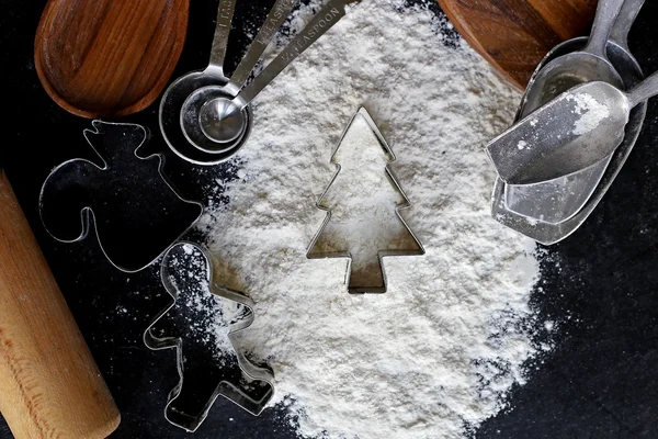 Винтажные хлебобулочные припасы, окружающие Рождественский нож для печенья — стоковое фото