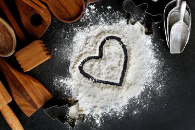 Un içinde pişirme malzemeleri sınır pişirme ile çizilmiş kalp