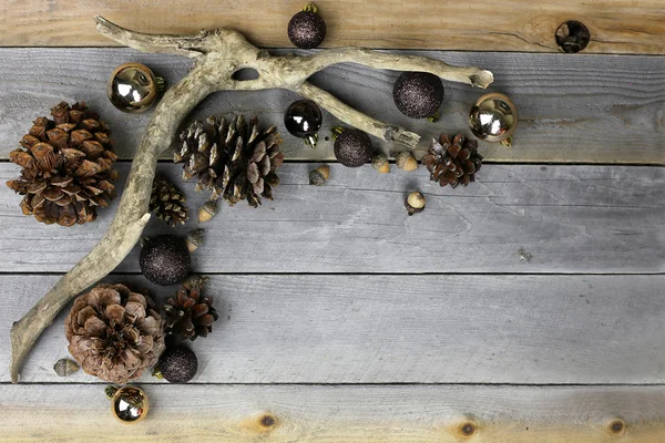 Decoraciones de Navidad y marco de la naturaleza Fondo de madera natural — Foto de Stock