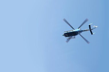 Mavi gökyüzünde uçan acil kurtarma nakliye helikopteri