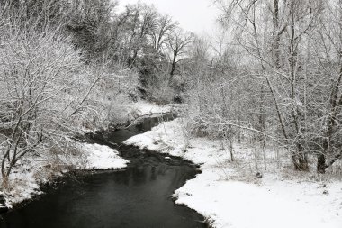 Küçük sarma kış nehir ve kar manzara
