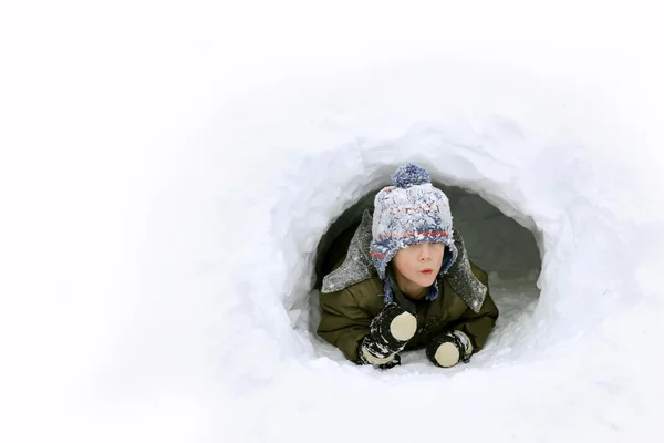 Lindo niño jugando al aire libre en invierno Snow Fort —  Fotos de Stock