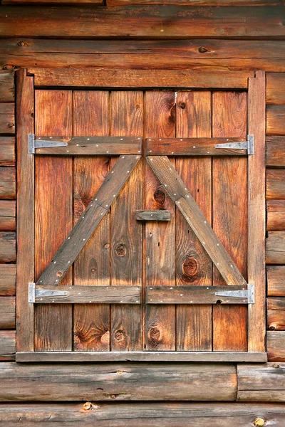 Geschlossene Fensterläden am Blockhaus — Stockfoto