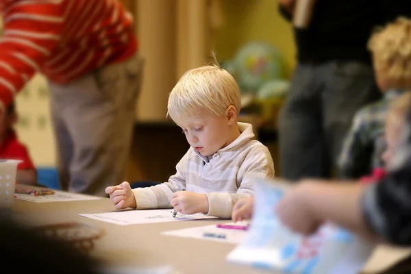 3leté dítě zbarvení umělecký projekt v Pre-K nedělní školy — Stock fotografie