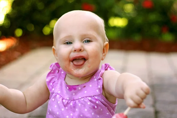 Super feliz cara bagunçada bebê menina fora — Fotografia de Stock