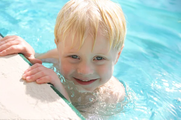 Niedlich lächelndes Kleinkind im Schwimmbad — Stockfoto