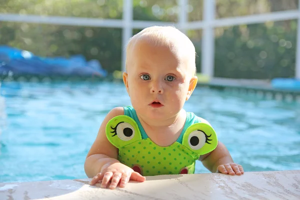 Cute Baby Girl in Swimming Pool on Summer Day — Stock Photo, Image