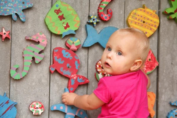 Söt Baby flicka som leker på lekplatsen — Stockfoto