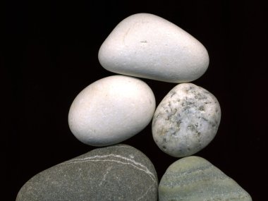 Siyah arka plan üzerine deniz taşları