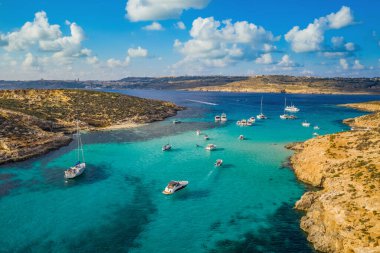 Comino Adası 'nın, Mavi Göl' ün ve teknelerin havadan görünüşü. Malta ülkesi