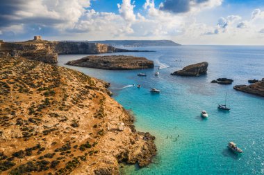 Comino adasının hava manzarası, mavi göl ve tekneler, gök mavisi. Malta adası
