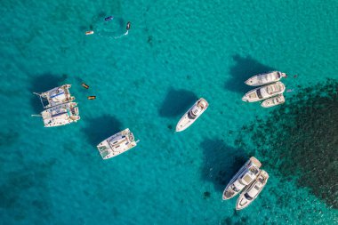 Mavi açık denizdeki teknelerin havadan görünüşü. Comino, Mavi Göl. Malta