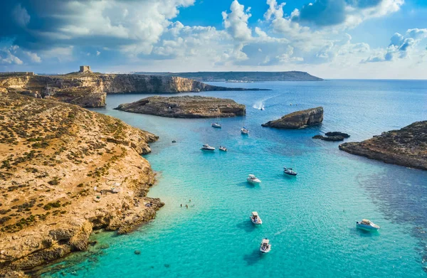 Comino Adası 'nın ve Mavi Göl' ün havadan görünüşü, tekneler. Malta