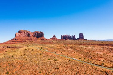 Anıt Vadisi Parkı 'ndaki otoyol manzarası ve anıtlar. Arizona, ABD manzarası