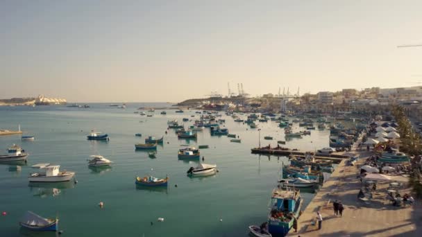 Luftaufnahme Vieler Typischer Fischerboote Und Der Stadt Marsaxlokk — Stockvideo