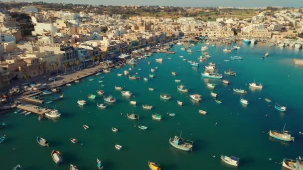 Вид Воздуха Многие Типичные Рыбацкие Лодки Город Марсашлокк Мальта — стоковое видео