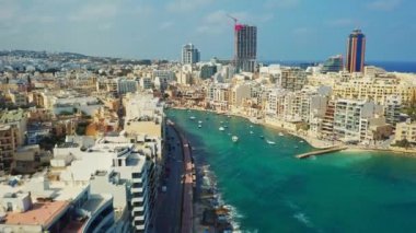 St. Julians şehrinin havadan görünüşü, Balluta Körfezi Sahili. Malta
