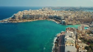 Spinola Körfezi, St Julian 's ve Sliema şehirlerinin havadan görüntüsü. Malta