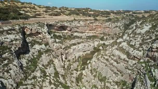 Blue Grotto Yakınlarındaki Taş Dağın Havadan Görünüşü Ağlayan Babu Malta — Stok video